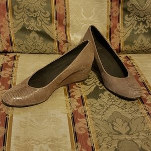 Stuart Weitzman beige snakeskin low wedge heels